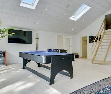 Pool Activity House For 14 People